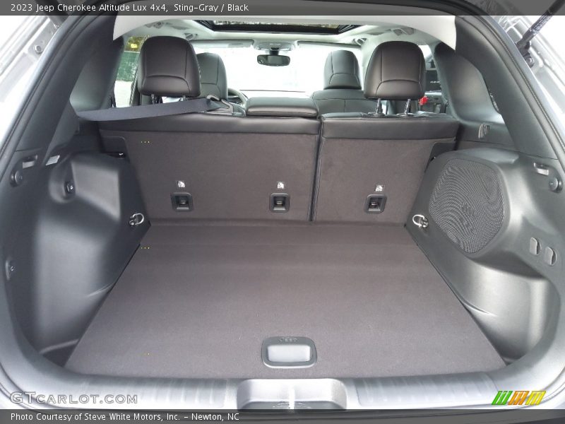  2023 Cherokee Altitude Lux 4x4 Trunk