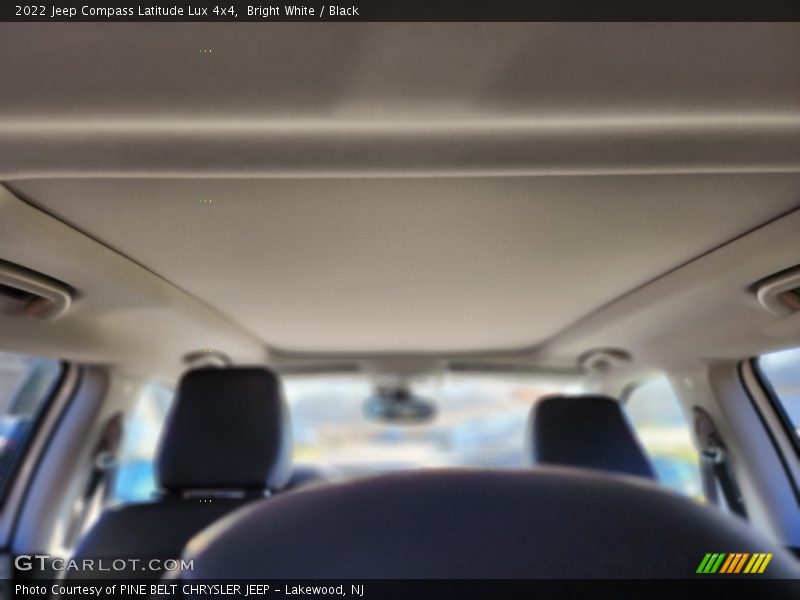 Bright White / Black 2022 Jeep Compass Latitude Lux 4x4