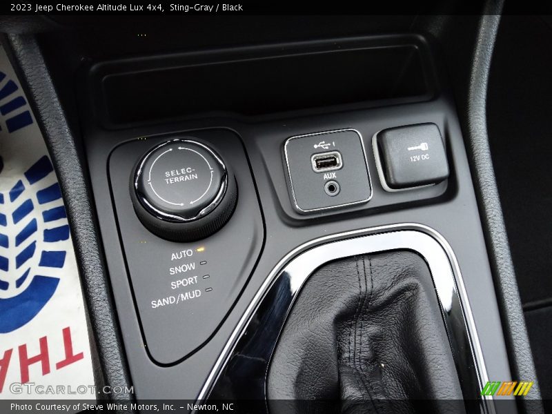 Controls of 2023 Cherokee Altitude Lux 4x4