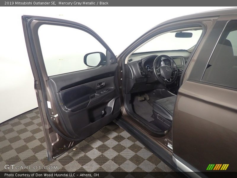 Mercury Gray Metallic / Black 2019 Mitsubishi Outlander SE