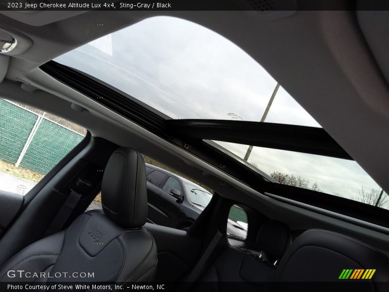 Sunroof of 2023 Cherokee Altitude Lux 4x4