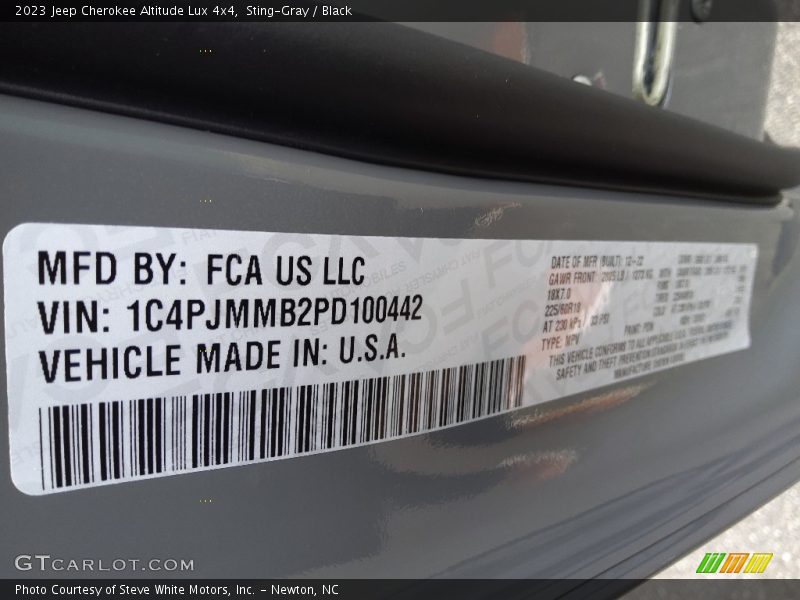 Sting-Gray / Black 2023 Jeep Cherokee Altitude Lux 4x4