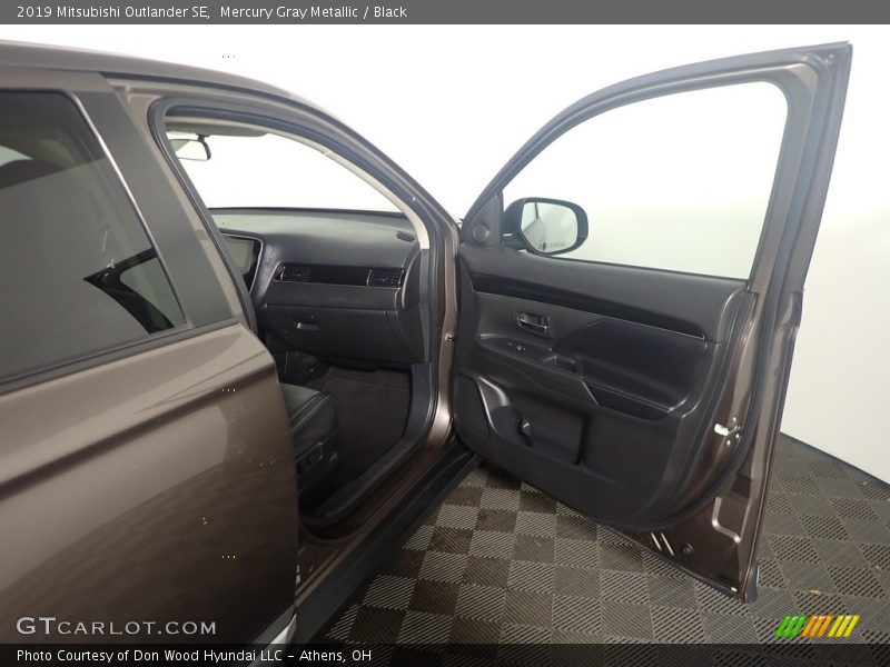 Mercury Gray Metallic / Black 2019 Mitsubishi Outlander SE