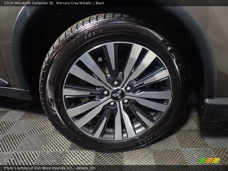 Mercury Gray Metallic / Black 2019 Mitsubishi Outlander SE