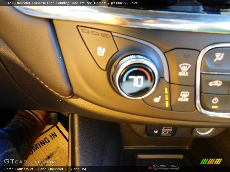 Radiant Red Tintcoat / Jet Black/­Clove 2023 Chevrolet Traverse High Country