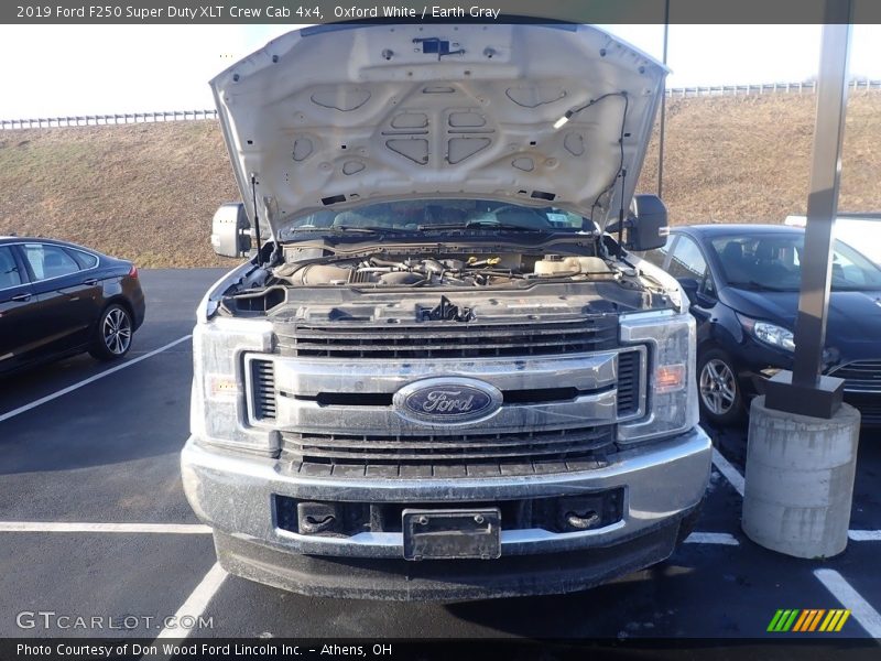 Oxford White / Earth Gray 2019 Ford F250 Super Duty XLT Crew Cab 4x4