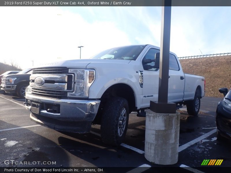 Oxford White / Earth Gray 2019 Ford F250 Super Duty XLT Crew Cab 4x4