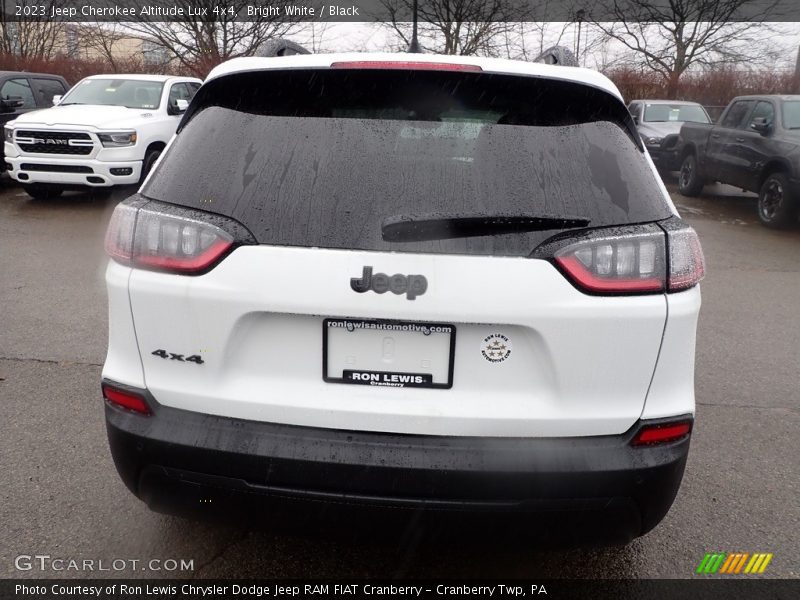 Bright White / Black 2023 Jeep Cherokee Altitude Lux 4x4