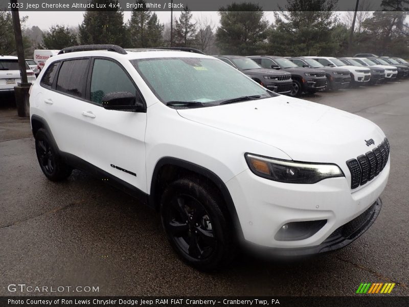Front 3/4 View of 2023 Cherokee Altitude Lux 4x4