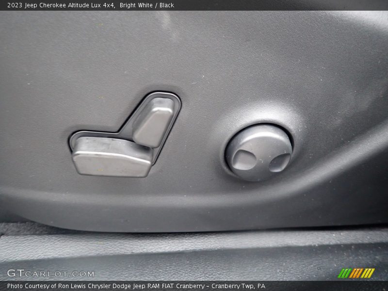 Bright White / Black 2023 Jeep Cherokee Altitude Lux 4x4