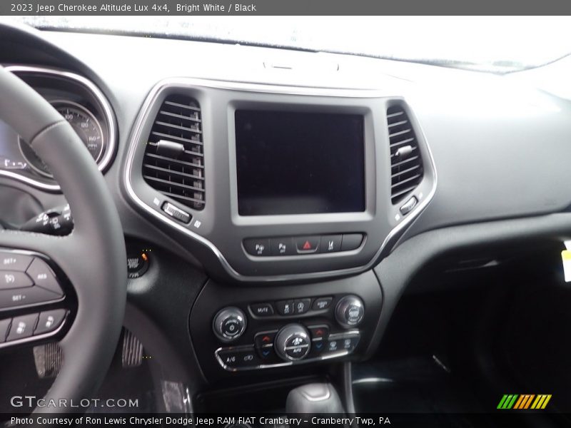 Bright White / Black 2023 Jeep Cherokee Altitude Lux 4x4