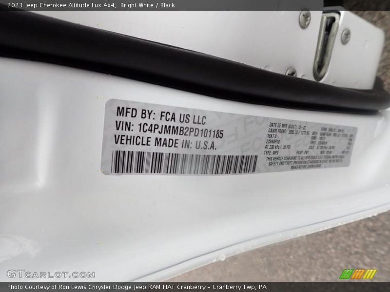 Bright White / Black 2023 Jeep Cherokee Altitude Lux 4x4