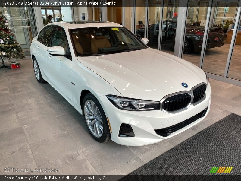 Front 3/4 View of 2023 3 Series 330e xDrive Sedan