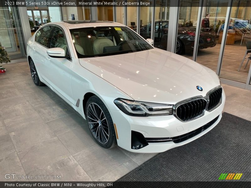 Mineral White Metallic / Canberra Beige 2023 BMW 5 Series 530i xDrive Sedan