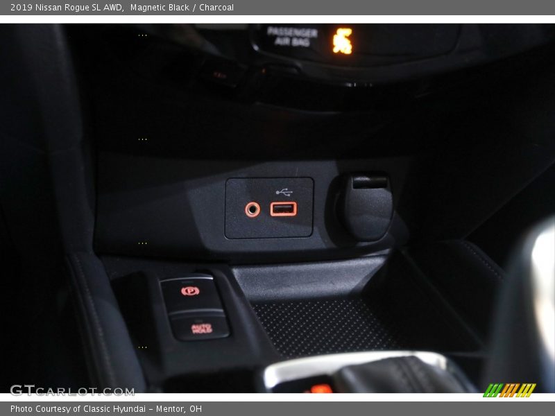 Magnetic Black / Charcoal 2019 Nissan Rogue SL AWD