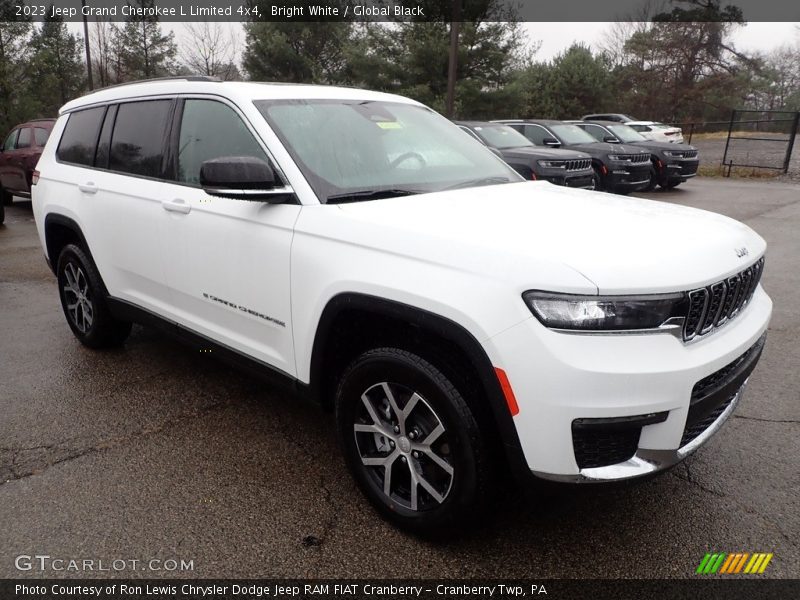 Front 3/4 View of 2023 Grand Cherokee L Limited 4x4