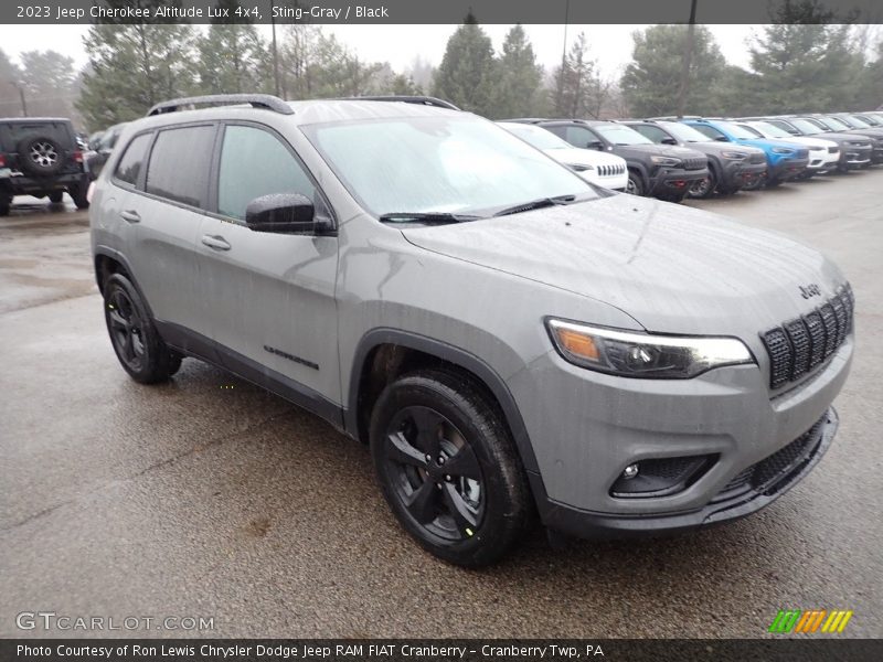 Front 3/4 View of 2023 Cherokee Altitude Lux 4x4