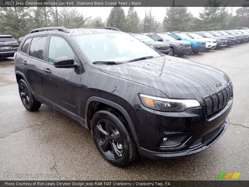 Front 3/4 View of 2023 Cherokee Altitude Lux 4x4