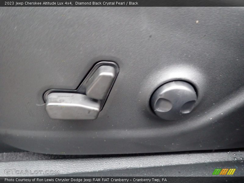 Diamond Black Crystal Pearl / Black 2023 Jeep Cherokee Altitude Lux 4x4