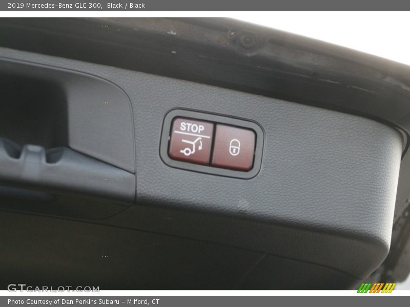 Black / Black 2019 Mercedes-Benz GLC 300