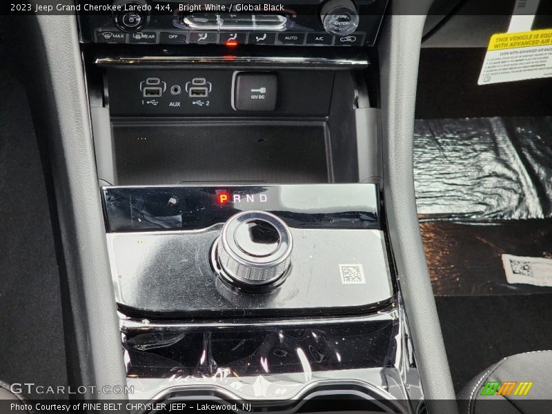 Bright White / Global Black 2023 Jeep Grand Cherokee Laredo 4x4