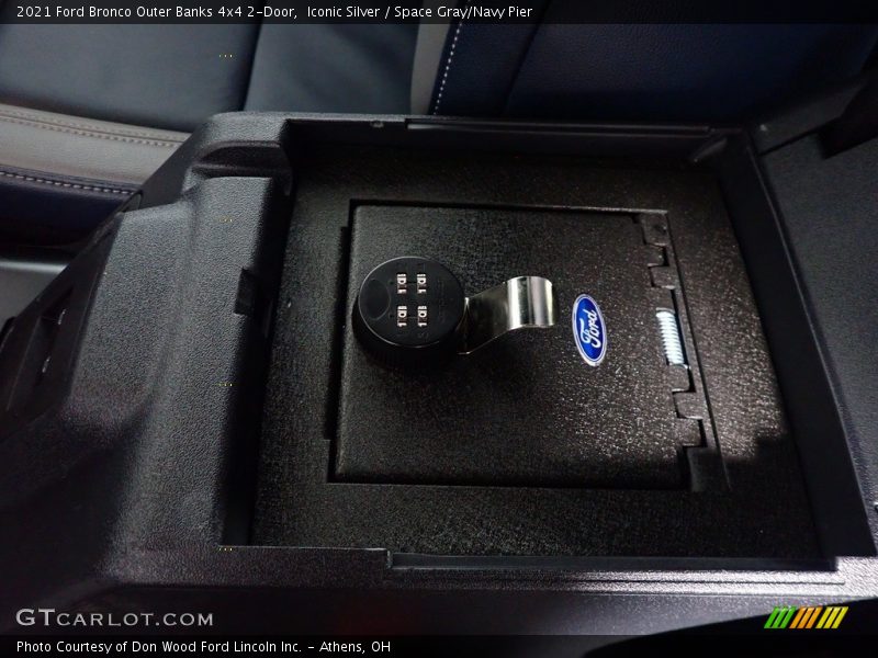 Iconic Silver / Space Gray/Navy Pier 2021 Ford Bronco Outer Banks 4x4 2-Door