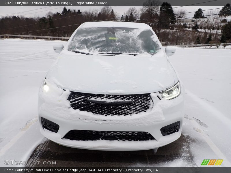 Bright White / Black 2022 Chrysler Pacifica Hybrid Touring L