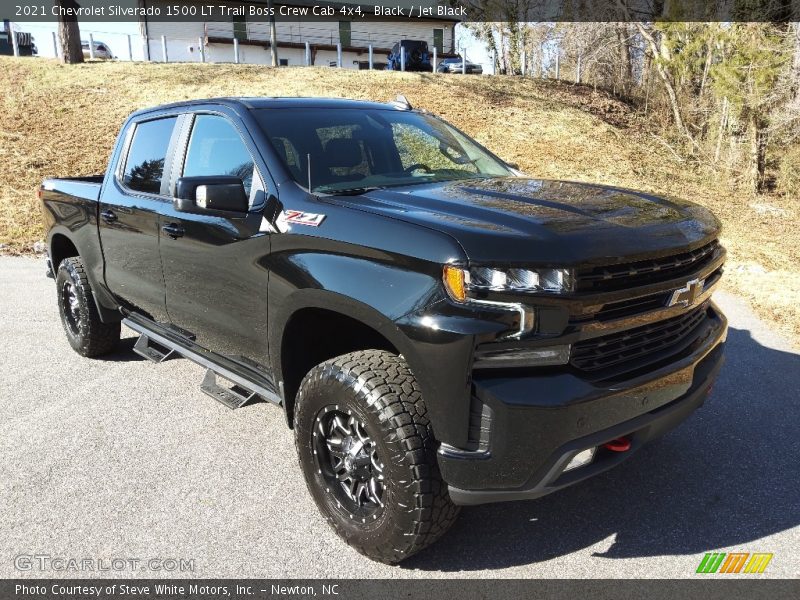 Front 3/4 View of 2021 Silverado 1500 LT Trail Boss Crew Cab 4x4