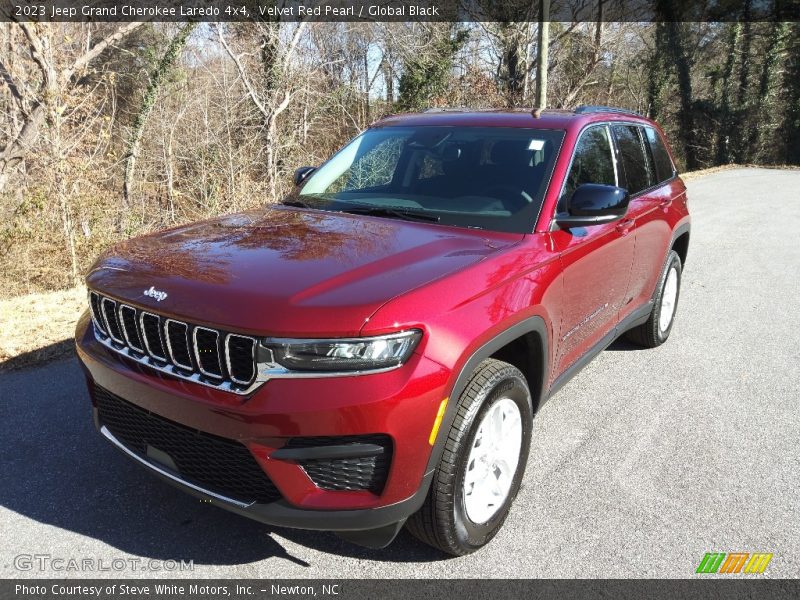 Velvet Red Pearl / Global Black 2023 Jeep Grand Cherokee Laredo 4x4