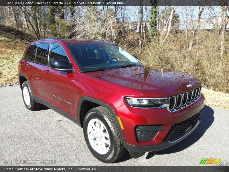 Front 3/4 View of 2023 Grand Cherokee Laredo 4x4