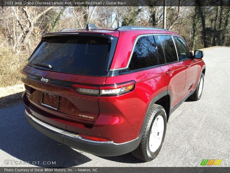 Velvet Red Pearl / Global Black 2023 Jeep Grand Cherokee Laredo 4x4