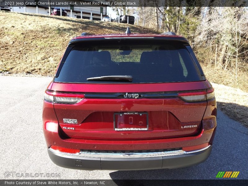 Velvet Red Pearl / Global Black 2023 Jeep Grand Cherokee Laredo 4x4
