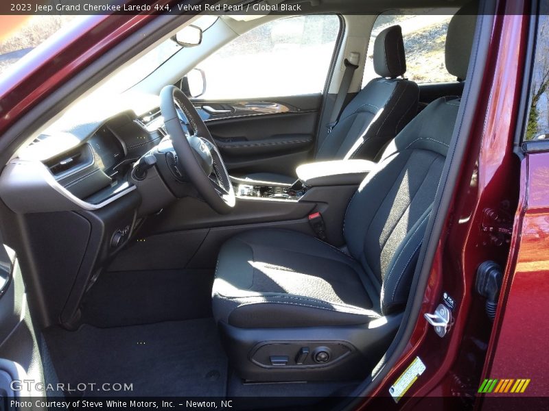Velvet Red Pearl / Global Black 2023 Jeep Grand Cherokee Laredo 4x4