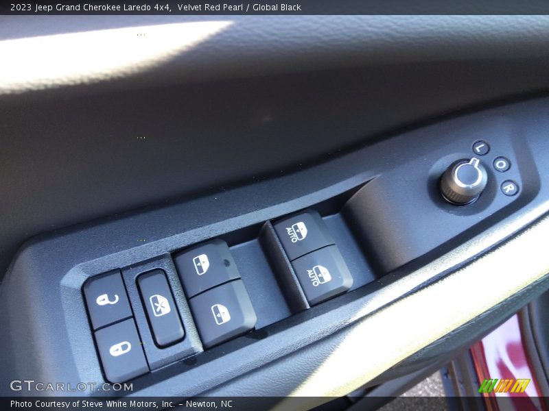 Velvet Red Pearl / Global Black 2023 Jeep Grand Cherokee Laredo 4x4
