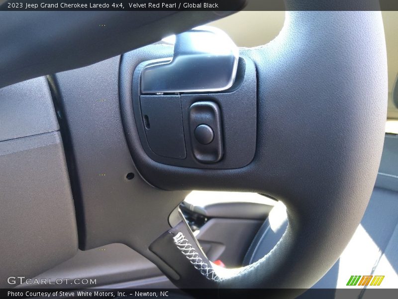 Velvet Red Pearl / Global Black 2023 Jeep Grand Cherokee Laredo 4x4