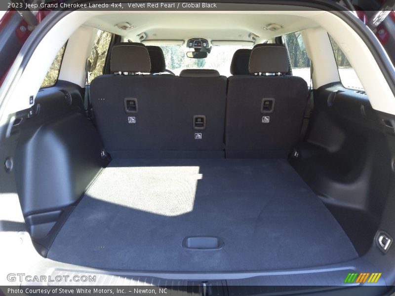  2023 Grand Cherokee Laredo 4x4 Trunk