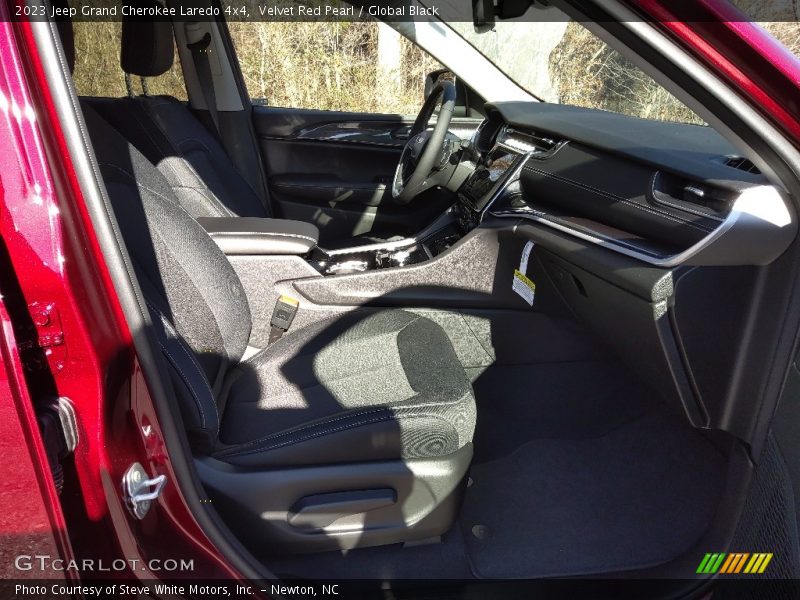Velvet Red Pearl / Global Black 2023 Jeep Grand Cherokee Laredo 4x4