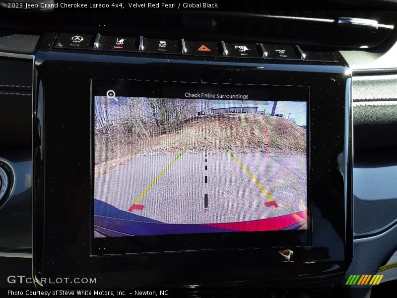Velvet Red Pearl / Global Black 2023 Jeep Grand Cherokee Laredo 4x4
