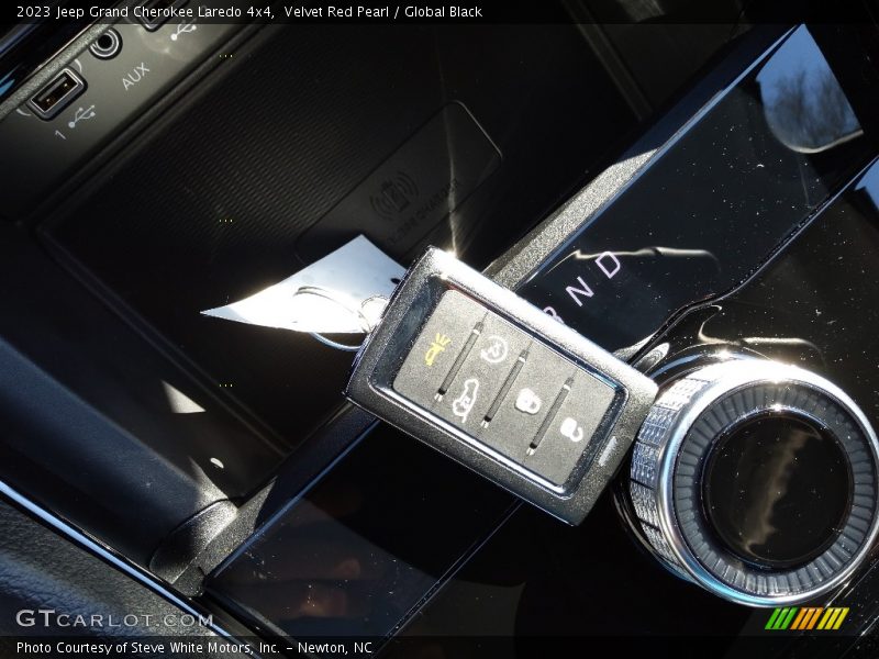 Velvet Red Pearl / Global Black 2023 Jeep Grand Cherokee Laredo 4x4
