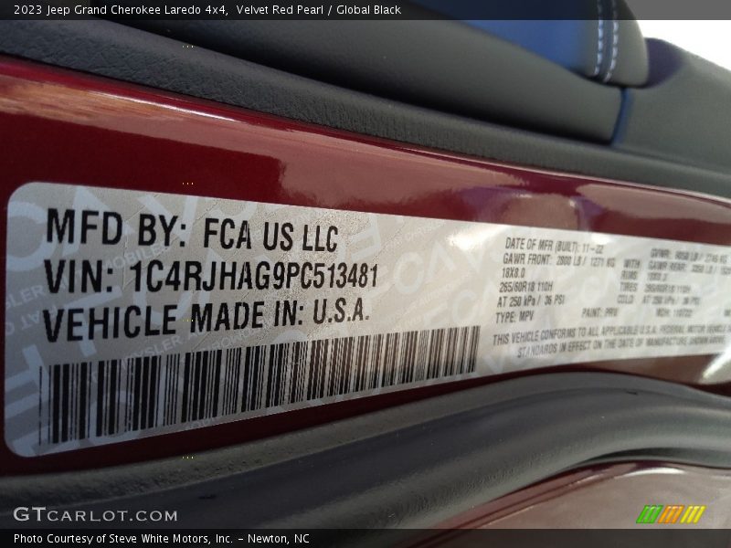 Velvet Red Pearl / Global Black 2023 Jeep Grand Cherokee Laredo 4x4