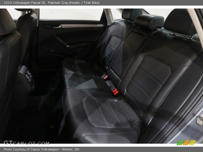 Platinum Gray Metallic / Titan Black 2020 Volkswagen Passat SE