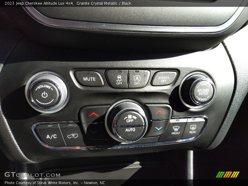 Controls of 2023 Cherokee Altitude Lux 4x4