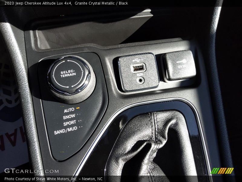 Controls of 2023 Cherokee Altitude Lux 4x4