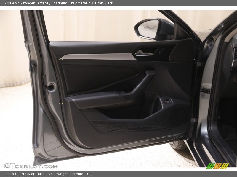 Platinum Gray Metallic / Titan Black 2019 Volkswagen Jetta SE