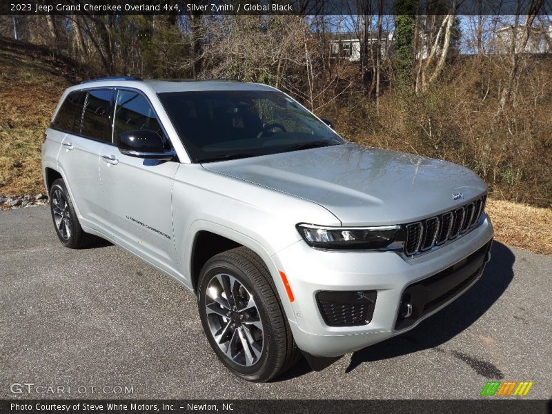 Front 3/4 View of 2023 Grand Cherokee Overland 4x4