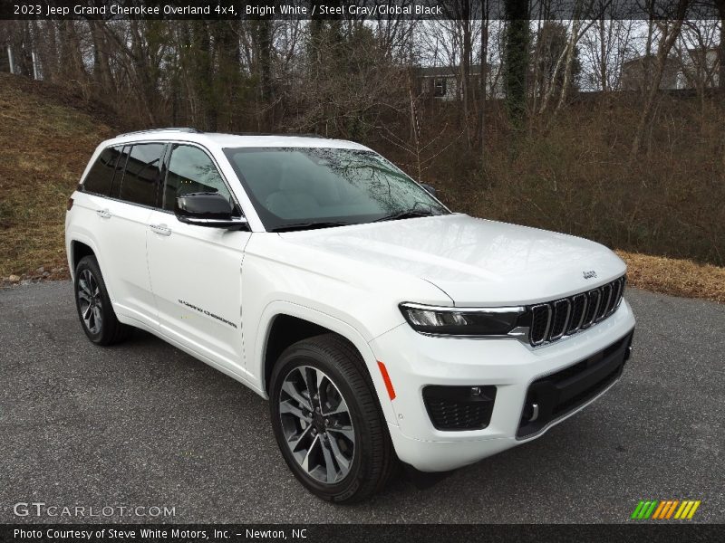 Front 3/4 View of 2023 Grand Cherokee Overland 4x4
