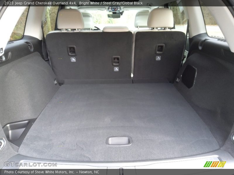  2023 Grand Cherokee Overland 4x4 Trunk