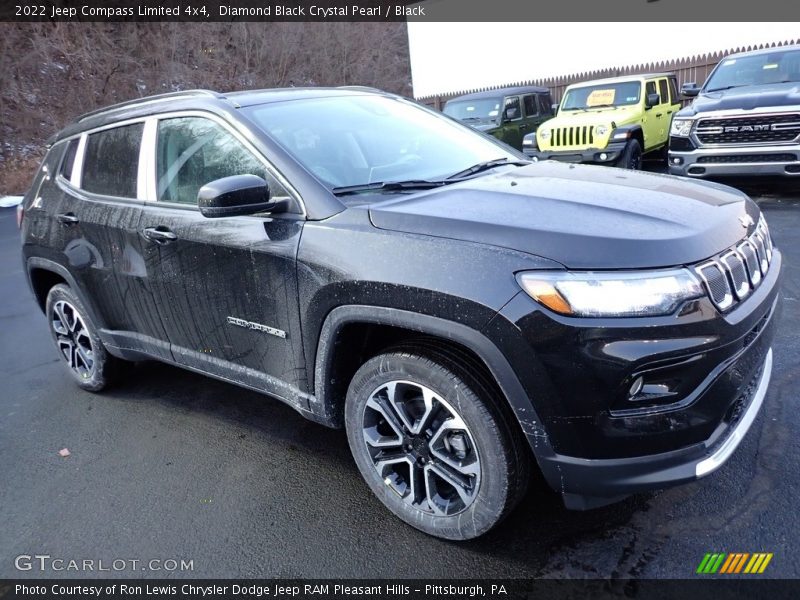 Front 3/4 View of 2022 Compass Limited 4x4