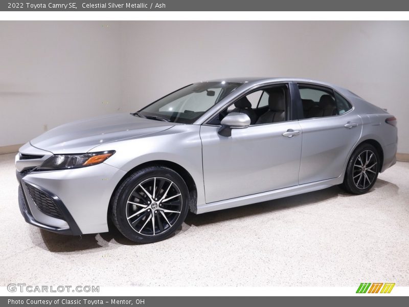 Front 3/4 View of 2022 Camry SE