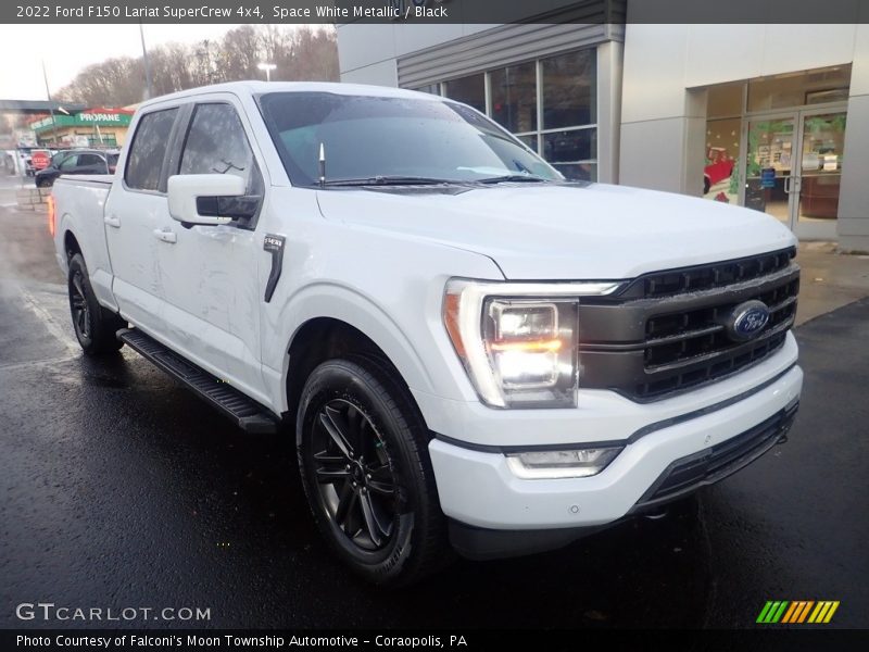 Front 3/4 View of 2022 F150 Lariat SuperCrew 4x4